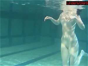 Blackhaired hotty Irina underwater